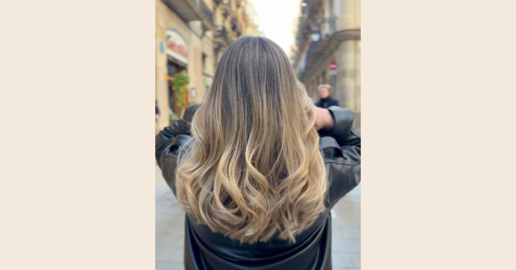 Hand-painted balayage honey highlights at Noon Salón Barcelona