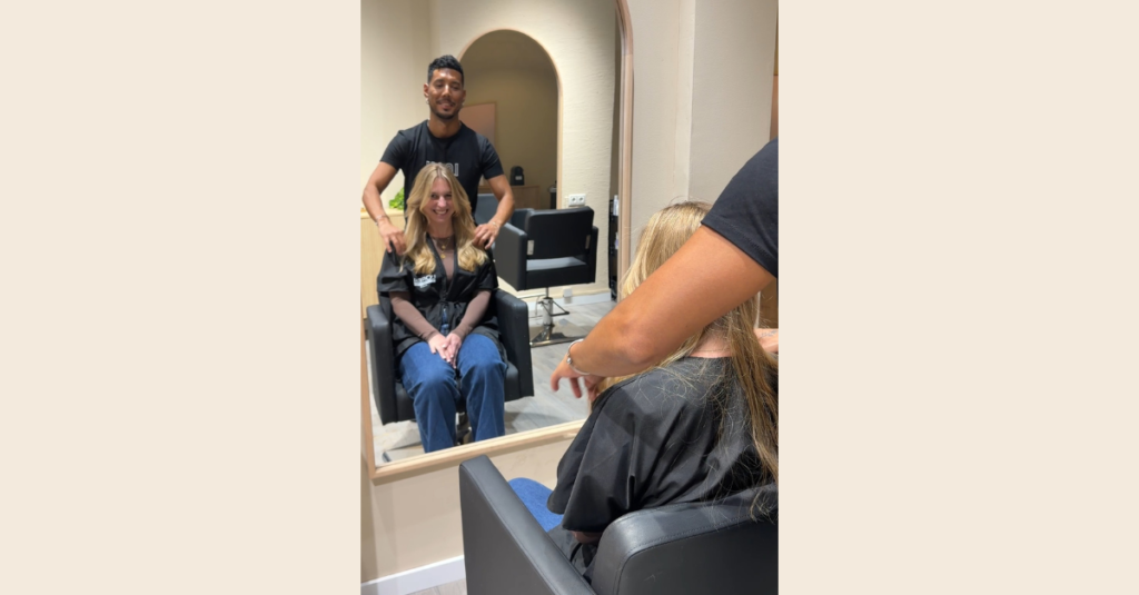 Estilista evaluando el cabello de una clienta durante un diagnóstico capilar en Noon Salón Barcelona